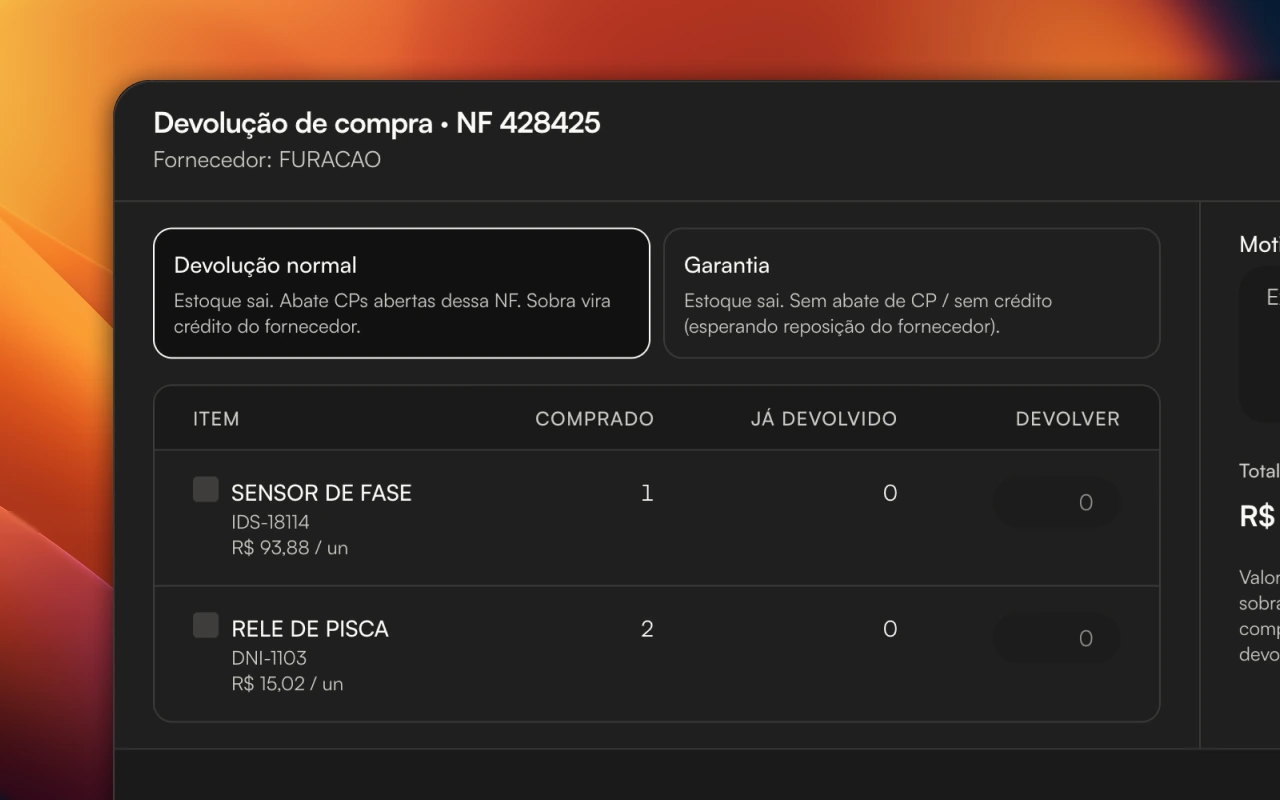 Tela de devolução de compra no Operify com toggle entre Devolução normal e Garantia, tabela de itens com quantidade comprada, já devolvida e a devolver
